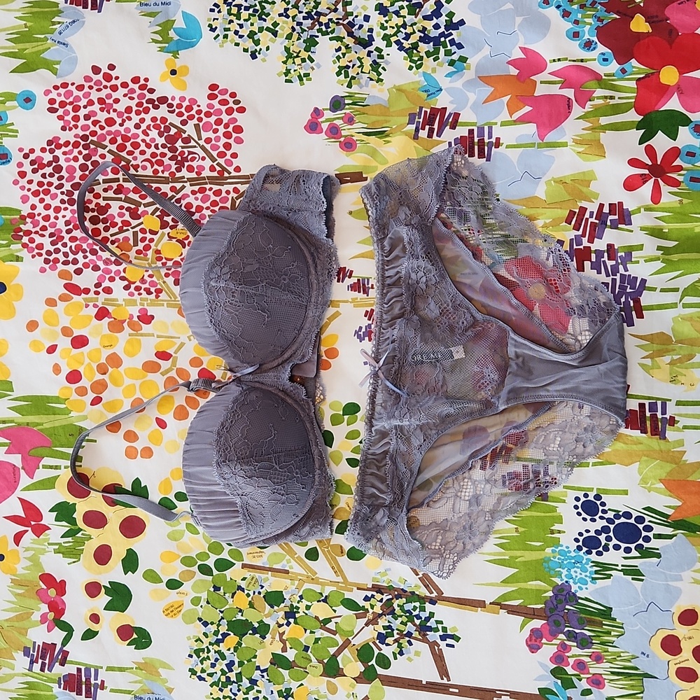 Womens bra set. Top 34b. Bottom small.